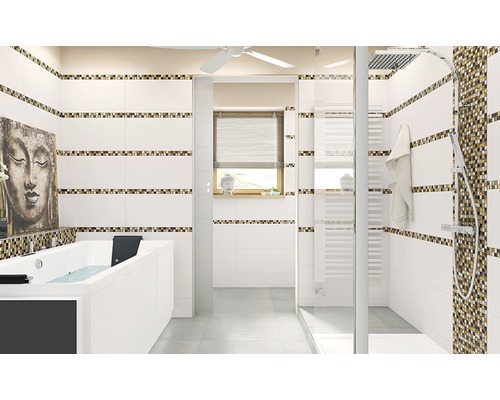 Salle de bains lumineuse avec baignoire, douche et carreaux muraux blancs avec bande décorative