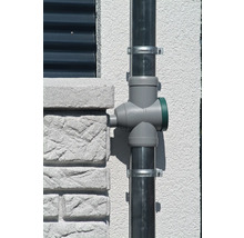Clapet d''eau de pluie avec tuyau de descente sur un mur de maison