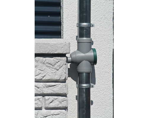 Regenwasserklappe mit Regenrohr an einer Hauswand