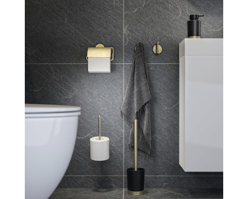 Salle de bains moderne avec porte-papier toilette, crochet pour serviette, distributeur de savon et garniture de WC