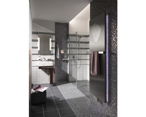 Helles Badezimmer mit Dusche, Waschbecken, Spiegel und Mosaikfliesen