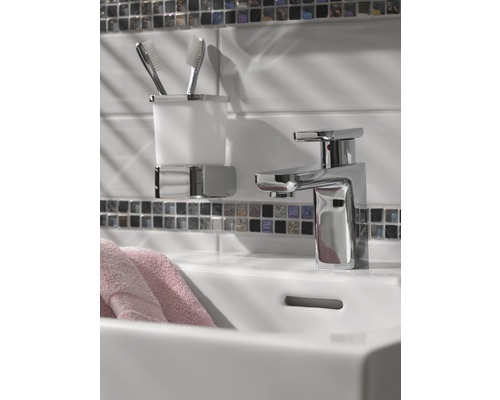 Waschtisch mit Armatur und Zahnputzbecherhalter im Badezimmer