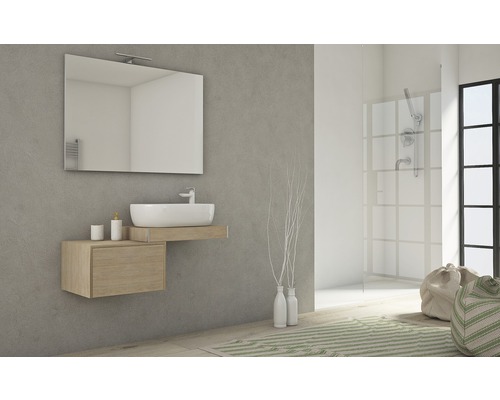 Modernes Badezimmer mit Waschtisch, Spiegel und Dusche