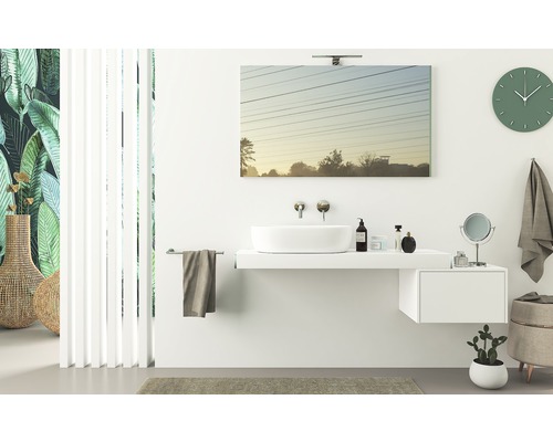 Helles Badezimmer mit Waschbecken, Spiegel, Uhr und Dekorationen