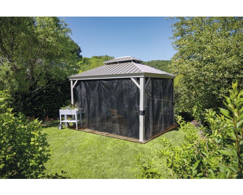 Tonnelle de jardin avec rideaux et chariot à roulettes dans le jardin