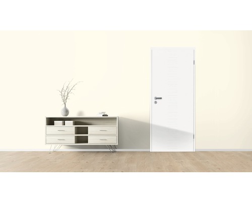 Pièce claire avec commode et porte intérieure