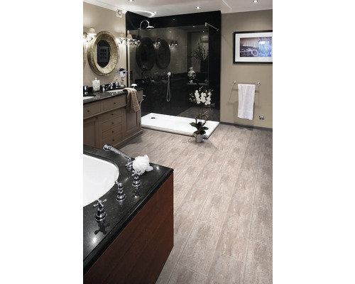 Badezimmer mit Dusche, Badewanne, Waschtisch und Spiegel