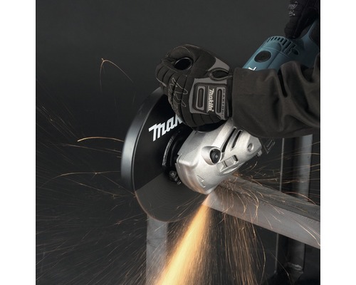 Meuleuse d''angle Makita coupant du métal avec des étincelles