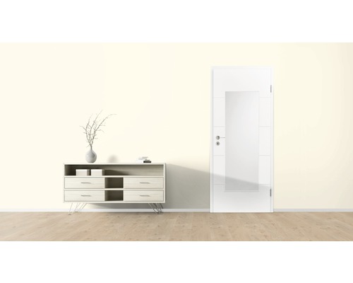 Vue intérieure avec commode et porte blanche avec insert en verre