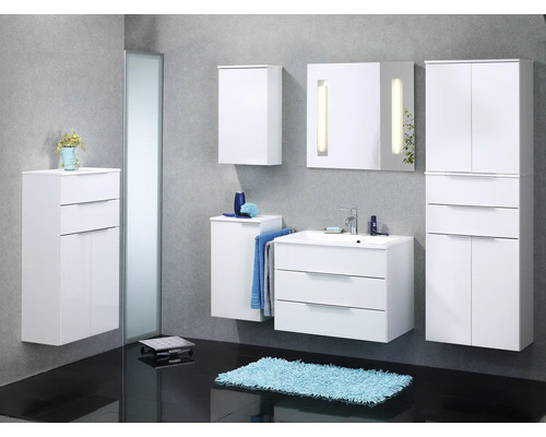 Salle de bain avec meubles blancs, lavabo, armoire de toilette et armoire haute