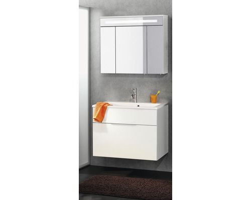 Salle de bains avec meuble sous-lavabo, lavabo, armoire de toilette et tapis de bain