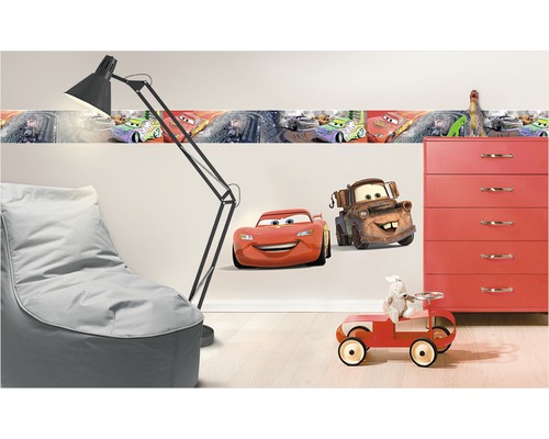 Chambre d''enfant avec bordure murale Cars, sticker mural Lightning McQueen, fauteuil, lampe et commode rouge