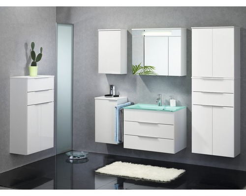 Salle de bains avec meubles hauts blancs, meuble-lavabo avec plateau en verre, miroir et accessoires