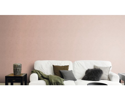 Wohnzimmer mit gemusterter Tapete, Sofa, Kissen und Beistelltisch