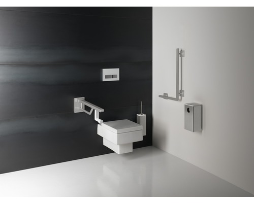 Salle de bain accessible avec WC suspendu, barre d''appui et poubelle