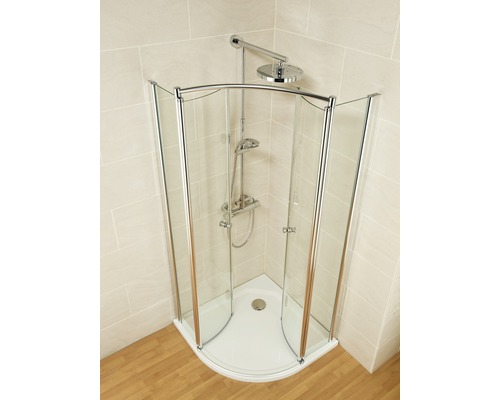Eckdusche mit Glaswänden und Duscharmatur