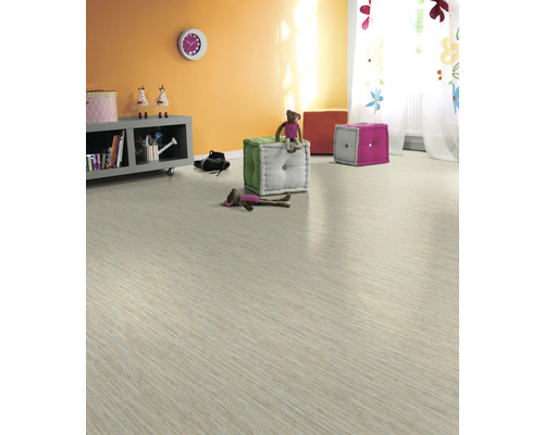 Kinderzimmer mit hellem Laminatboden, Spielzeug und bunten Möbeln.