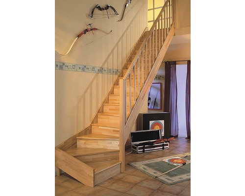 Holztreppe mit Treppengeländer in einem hellen Wohnraum mit Dekorationen.