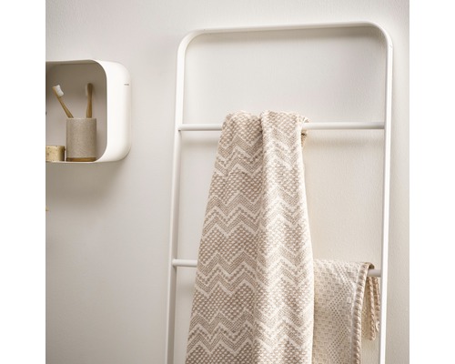 Salle de bain avec échelle à serviettes, serviettes et étagère murale