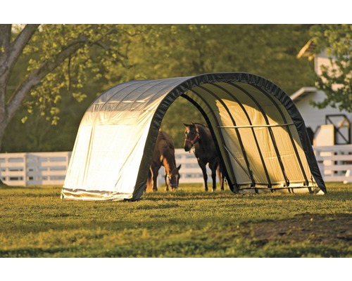 Pferdeunterstand aus Plane auf einer Wiese