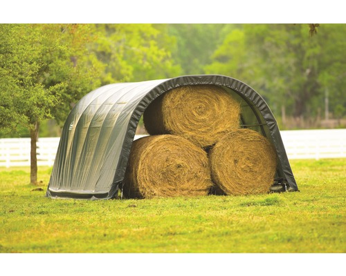 Heulager mit mehreren Heuballen im Freien