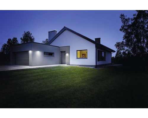 Ein Haus mit Aussenbeleuchtung bei Nacht