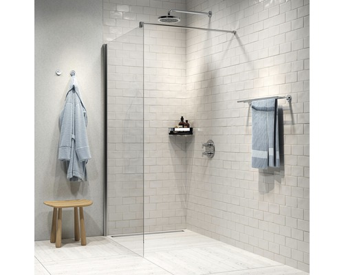 Begehbare Dusche mit Duschkopf, Glaswand, Hocker, Handtuchhalter und Bademantel