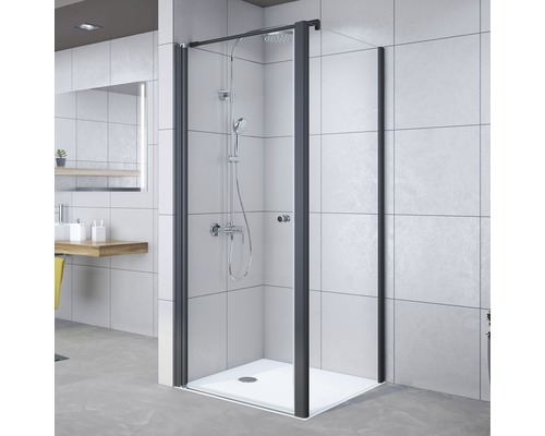 Cabine de douche complète avec receveur et robinetterie dans une salle de bain lumineuse.