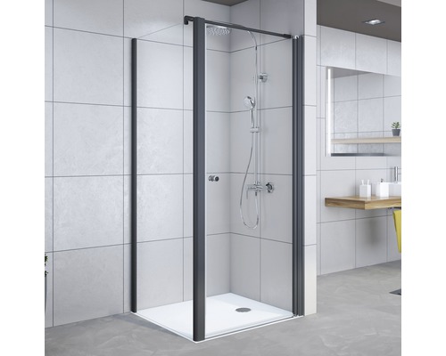 Cabine de douche avec cadre noir et robinetterie de douche dans la salle de bain