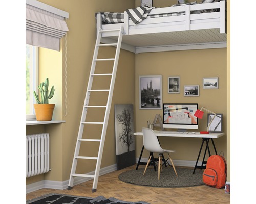 Hochbett mit Leiter und Schreibtisch in einem Zimmer