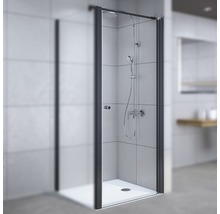Cabine de douche avec douche de tête, douchette à main et robinetterie dans une salle de bains