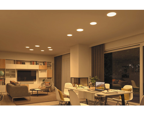 Wohnzimmer mit Deckenleuchten und moderner Einrichtung