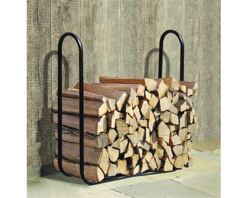 Holzstapel mit Brennholz in einem schwarzen Metallgestell