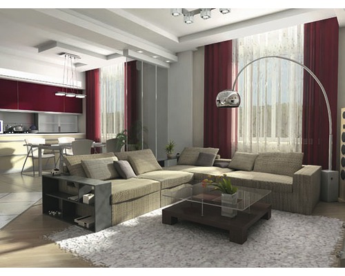 Helles Wohnzimmer mit Sofa, Couchtisch und Stehlampe