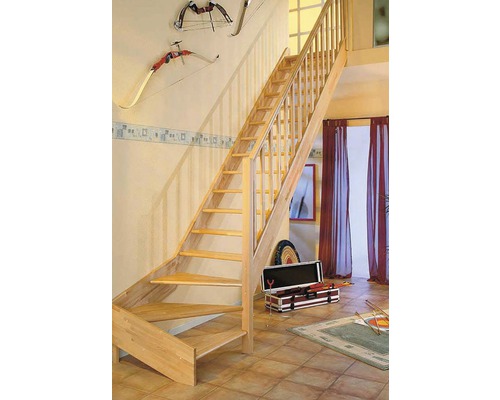Escalier en bois avec rampe dans une pièce à vivre avec décorations.