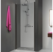 Cabine de douche avec robinetterie et porte-serviettes dans la salle de bain
