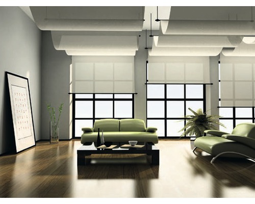 Helles Wohnzimmer mit Sofa, Sessel, Tisch und Fensterrollos.