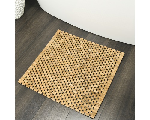 Tapis de bain carré en bois dans la salle de bain à côté de la baignoire