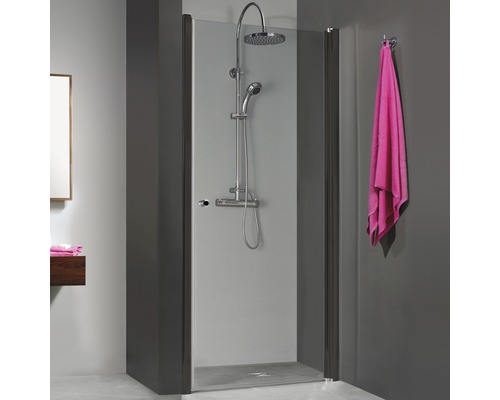 Cabine de douche avec ensemble de douche et porte-serviettes dans une salle de bains moderne