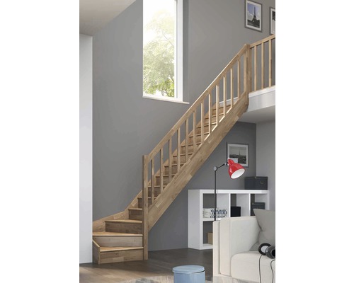 Escalier en bois dans un espace de vie moderne avec fenêtre et étagères