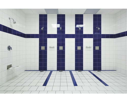 Douche commerciale avec plusieurs postes de douche et carrelage