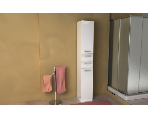 Salle de bains avec armoire haute blanche, porte-serviettes avec serviettes et douche