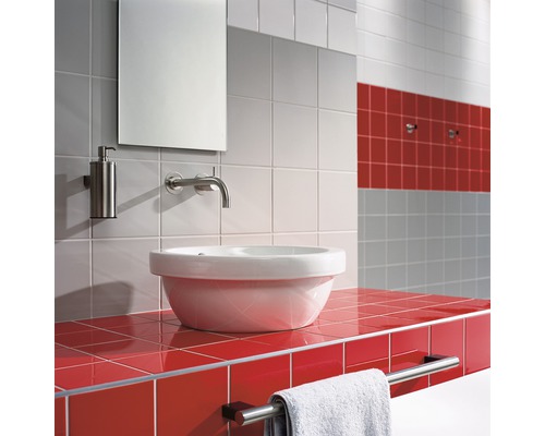 Salle de bains avec lavabo, miroir, distributeur de savon et porte-serviettes