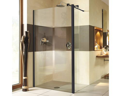 Douche à l''italienne avec paroi en verre et cadre noir dans la salle de bain.