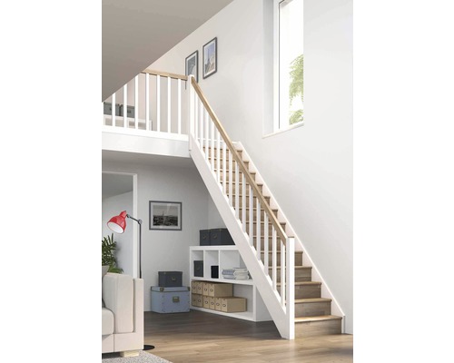 Espace de vie lumineux avec escalier en bois, rampe blanche et étagère intégrée