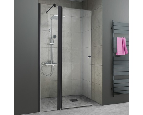 Douche à l''italienne avec robinetterie de douche et radiateur