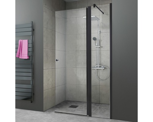 Douche avec robinetterie de douche et sèche-serviettes dans la salle de bain