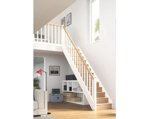 Heller Raum mit Holztreppe, weissem Geländer und Regalelement unter der Treppe.