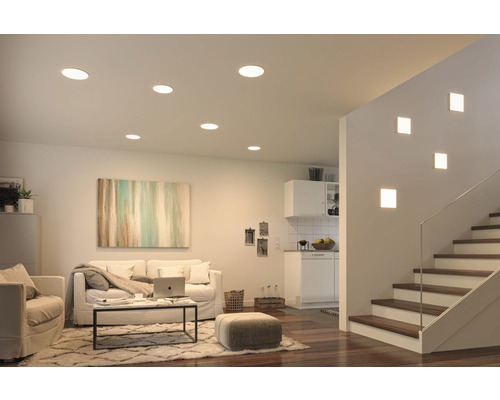 Wohnzimmer mit Deckenleuchten und Wandleuchten für Innenräume.