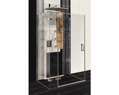 Begehbare Dusche mit Glaswänden und Regendusche in einem Badezimmer mit Fliesen